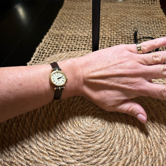 Authentic Vintage Gucci Watch - Picture 10 of 11